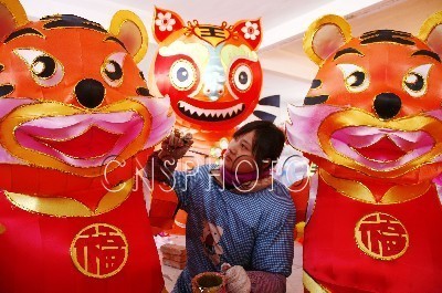 山東乳山趕制節(jié)能彩燈迎春節(jié) - 中國(guó)自貢燈會(huì),燈會(huì)彩燈界的行業(yè)門(mén)戶(hù)網(wǎng)站,聚合彩燈企業(yè)提供最全的彩燈會(huì)燈展花車(chē)信息,搜羅展會(huì)活動(dòng)信息和歷屆燈會(huì)集錦